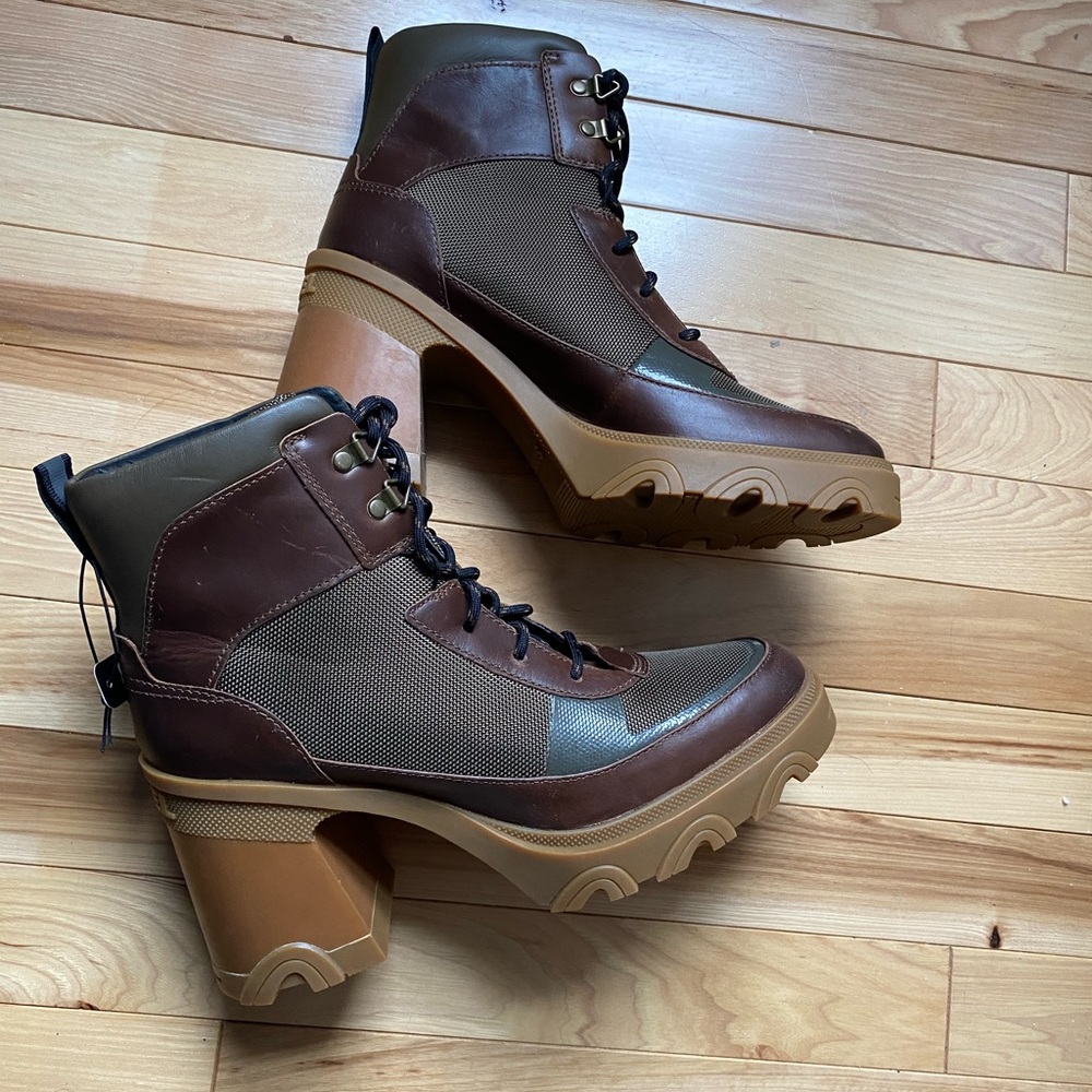Sorel Brex Heel Lace size 9.5 boot.  Tan and Olive Green.
